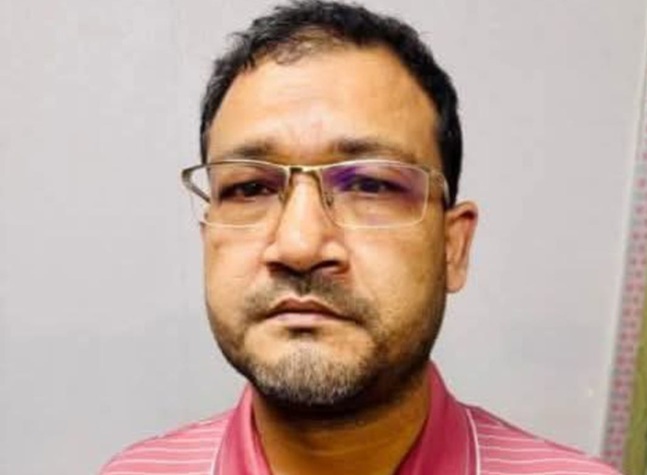চাঁপাইনবাবগঞ্জের শীর্ষ আওয়ামী লীগ নেতা এবং সাবেক পৌর মেয়র মোখলেস জামিনের পর জেলগেটে ফের গ্রেপ্তার
